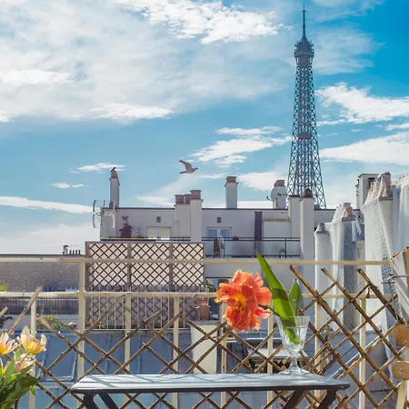Apartment Eiffel Tower Design *